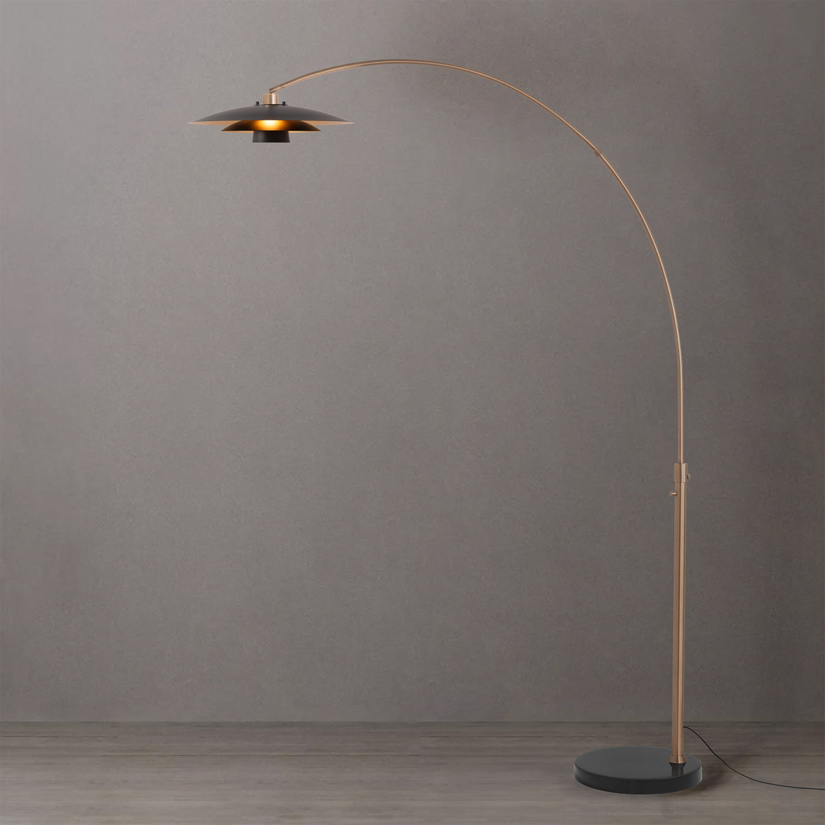 Lampe à arc Rancho Mirage 2118818MG de Nova of California, en laiton vieilli