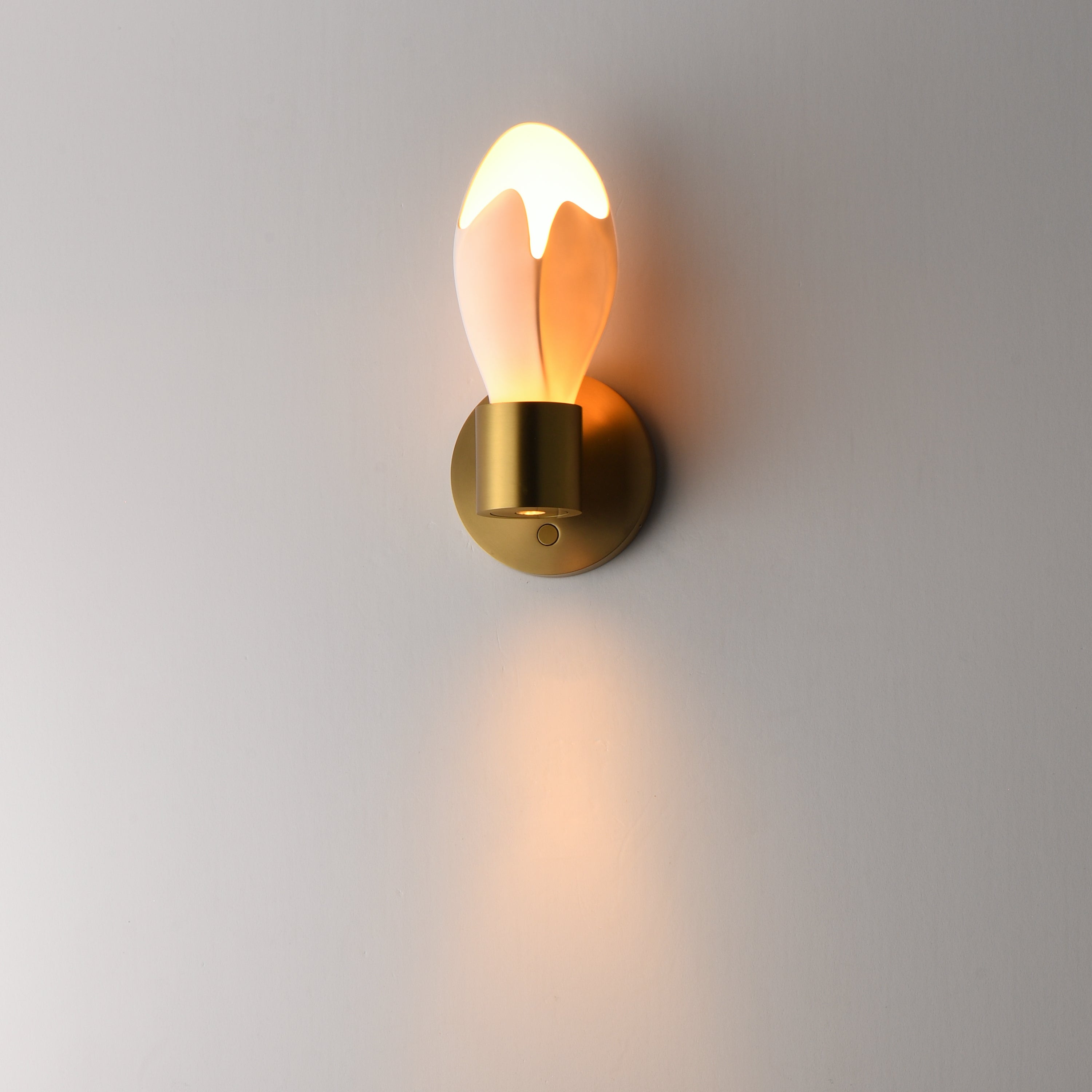 Studio M Lighting SM30140WTNAB Burgeon Wall Sconce in Natural Aged Brass, close-up detail view