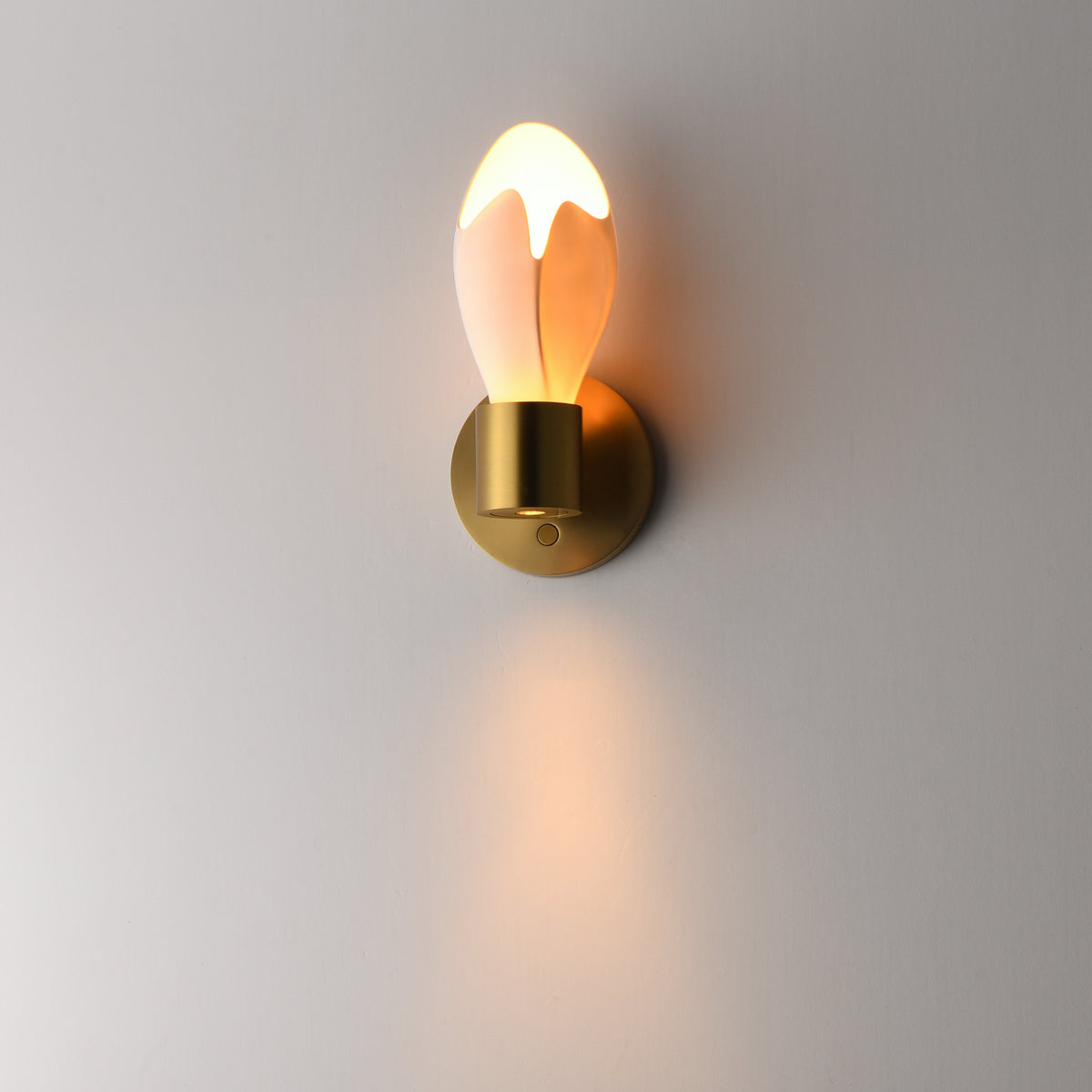 Studio M Lighting SM30140WTNAB Burgeon Wall Sconce in Natural Aged Brass, close-up detail view