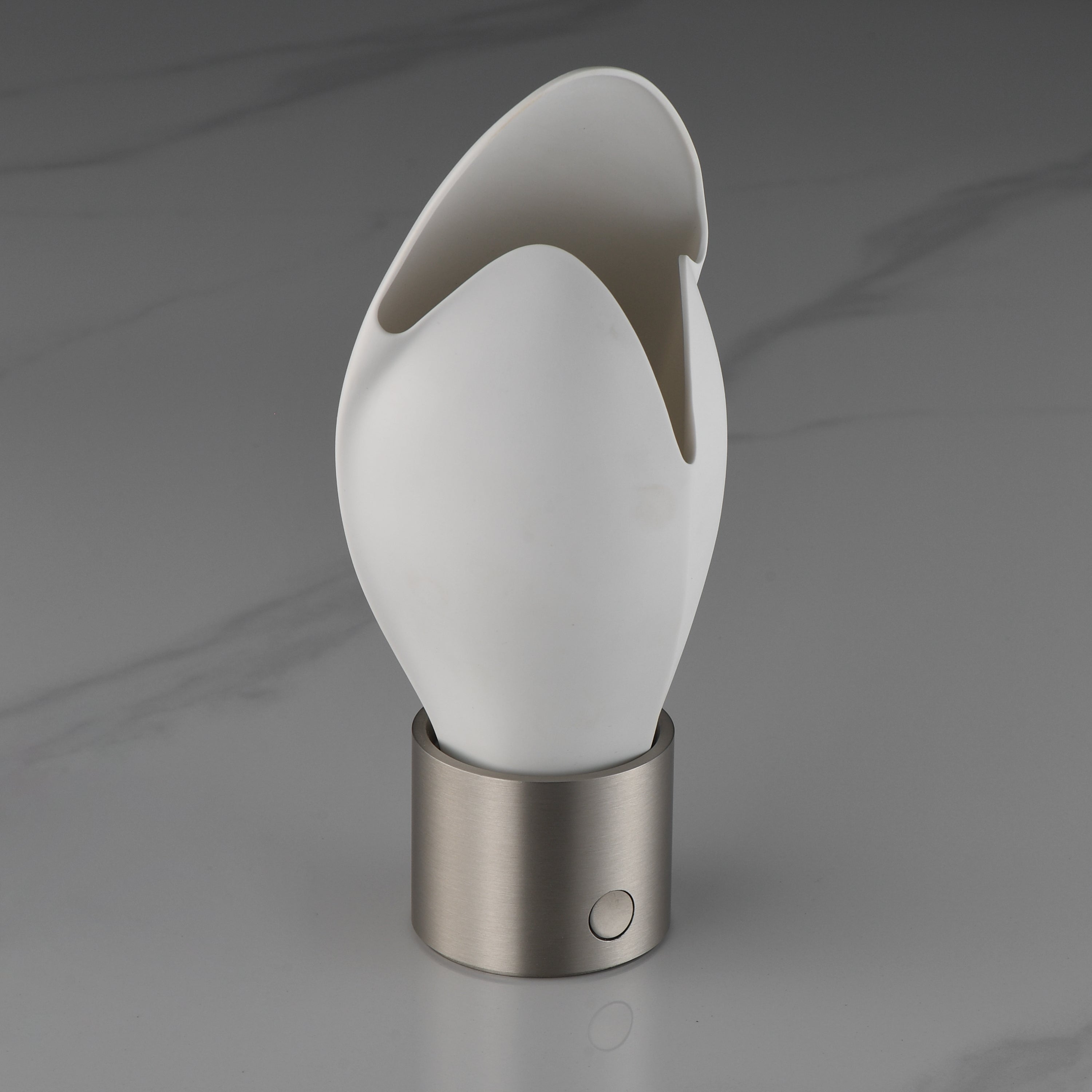 Studio M Lighting SM30149WTSN Burgeon Lampe de table en nickel satiné, vue sur le style de vie installé