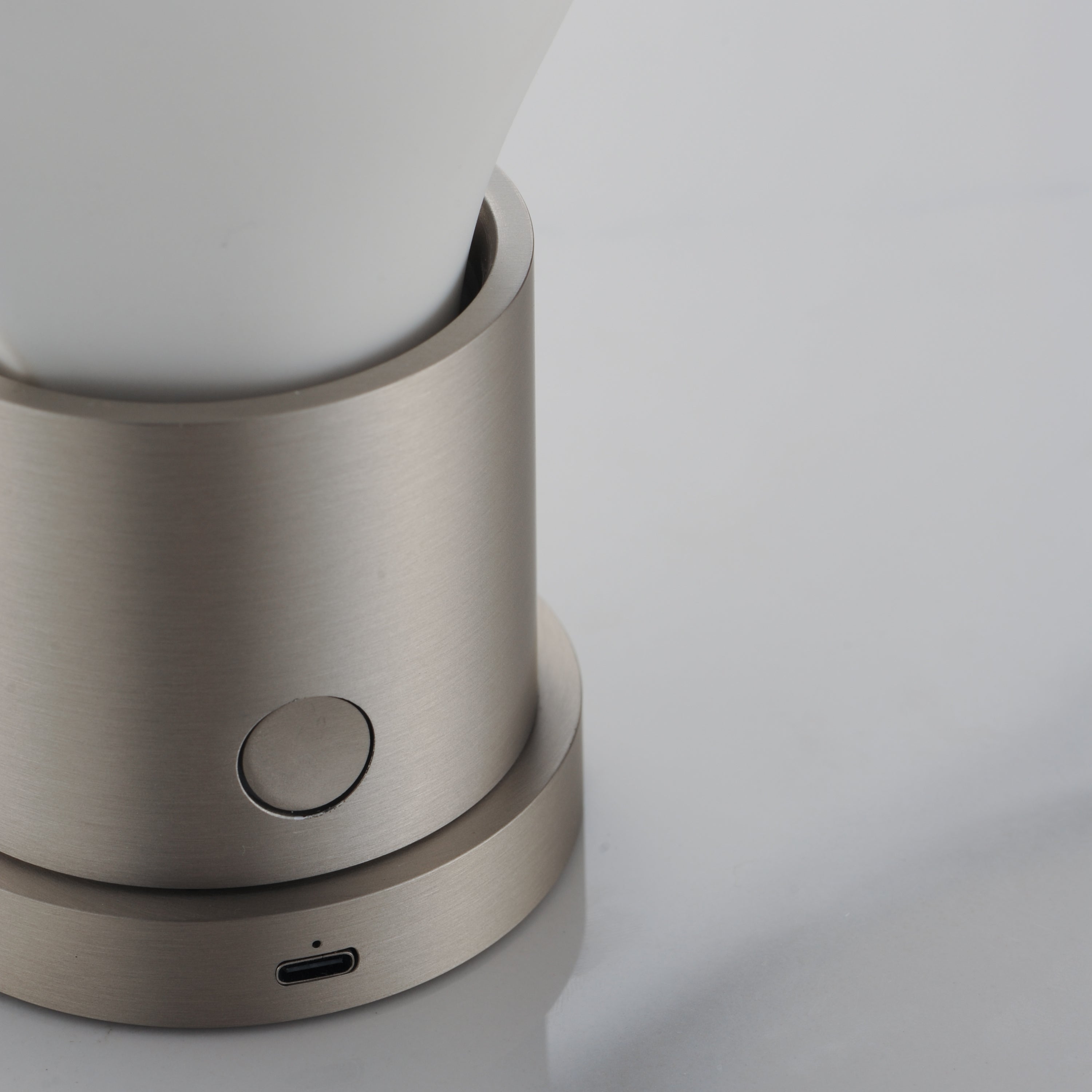 Studio M Lighting SM30149WTSN Burgeon Lampe de table en nickel satiné, gros plan détaillé