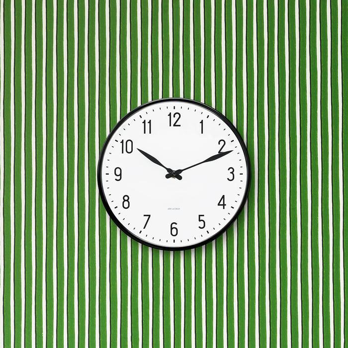 Horloge murale Arne Jacobsen Clocks 43623 Station, blanc/noir