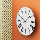 Horloge murale romaine Arne Jacobsen Clocks 43652, blanc/noir