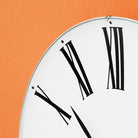 Horloge murale romaine Arne Jacobsen Clocks 43652, blanc/noir