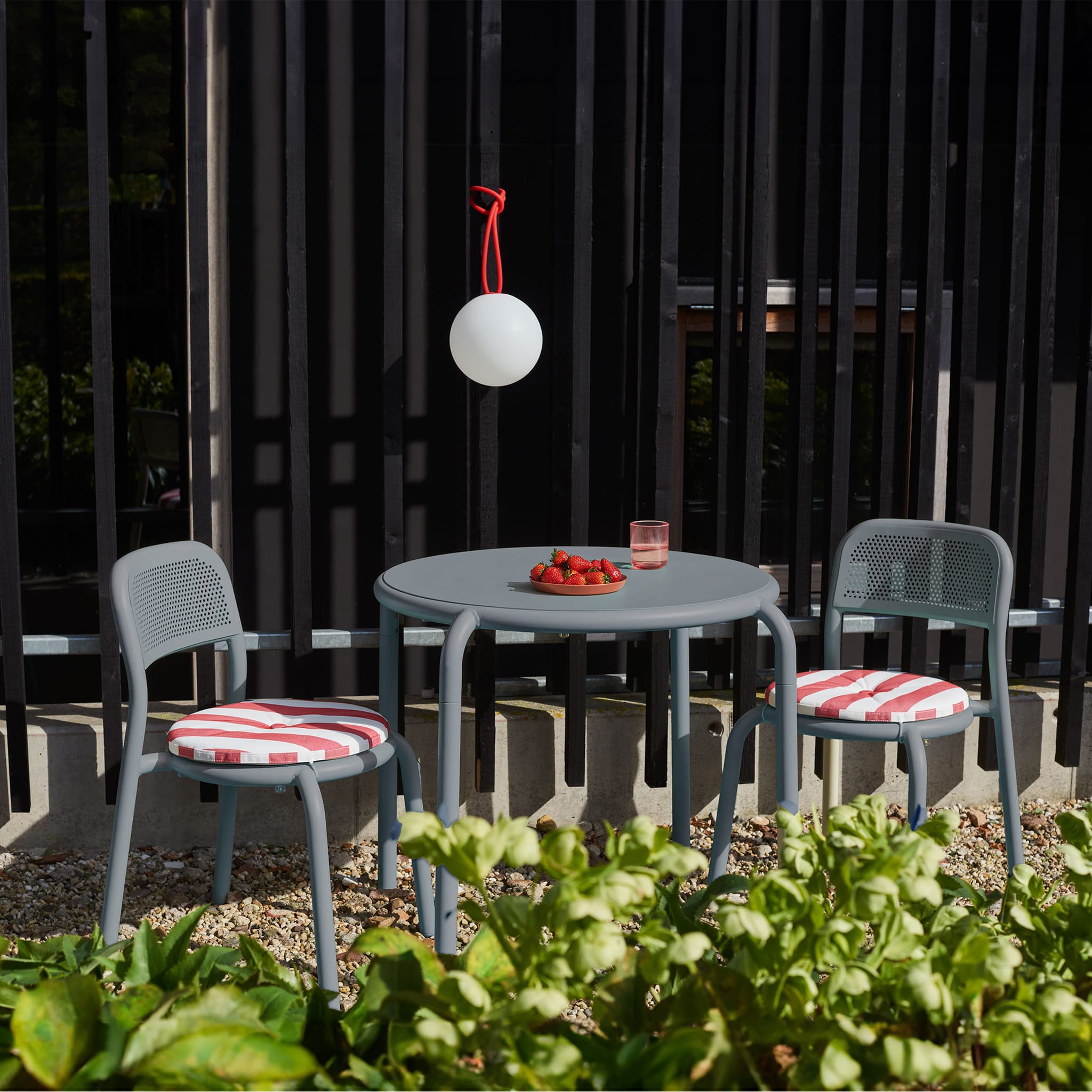 Menu Toní Bistro<br> 1 table ronde + 2 chaises