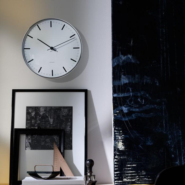 Horloge murale Arne Jacobsen Clocks 43641 Hôtel de Ville, blanc/noir