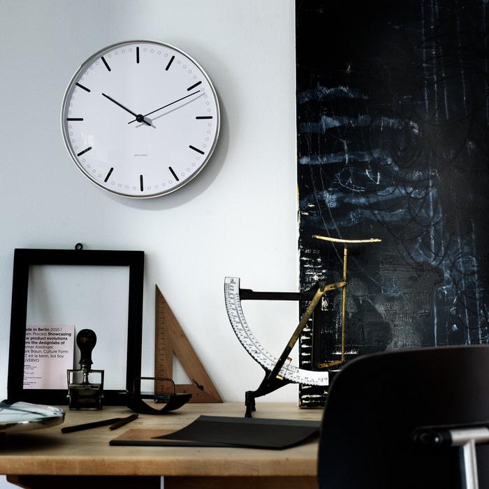 Horloge murale Arne Jacobsen Clocks 43641 Hôtel de Ville, blanc/noir