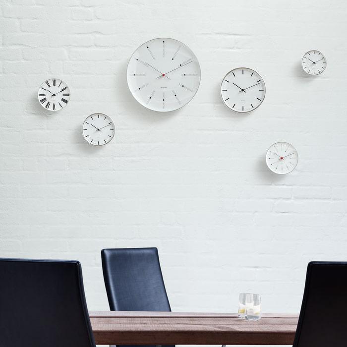 Horloge murale Arne Jacobsen Clocks 43650, modèle banquier, blanc/noir/rouge