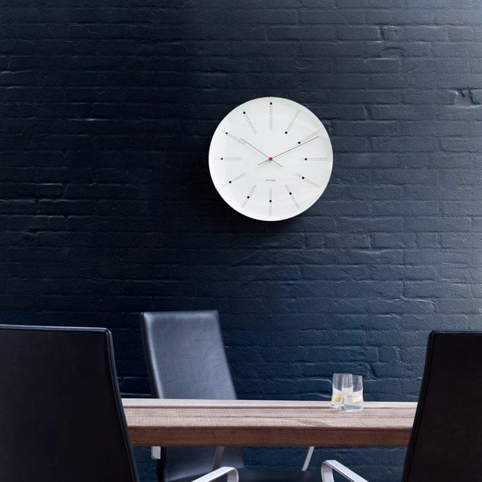 Horloge murale Arne Jacobsen Clocks 43620, modèle banquier, blanc/noir/rouge