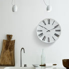 Horloge murale romaine Arne Jacobsen Clocks 43652, blanc/noir