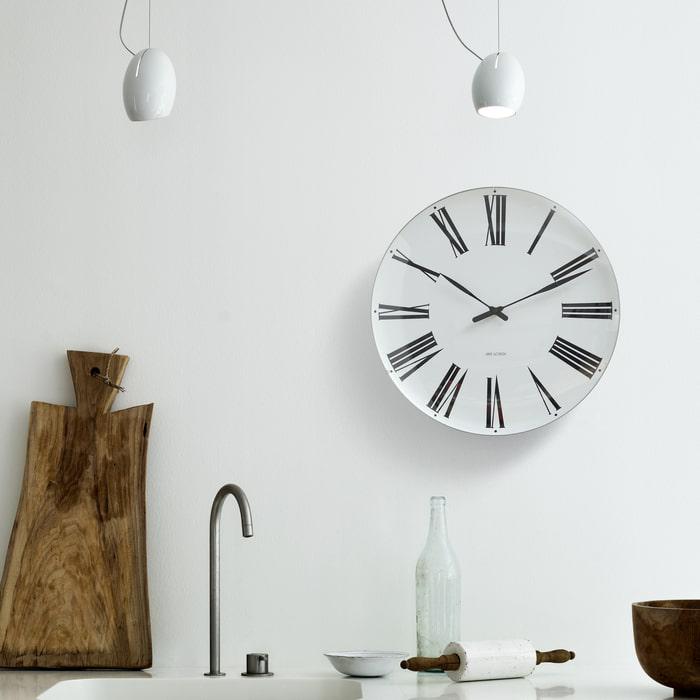 Horloge murale romaine Arne Jacobsen Clocks 43652, blanc/noir