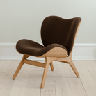 Fauteuil lounge Umage A Conversation Piece, bas, en chêne et moka, dans un intérieur stylé