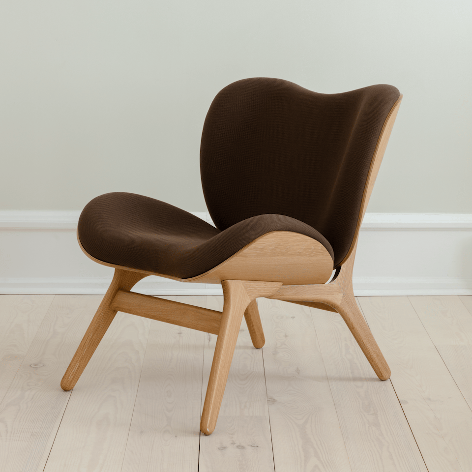 Fauteuil lounge Umage A Conversation Piece, bas, en chêne et moka, dans un intérieur stylé