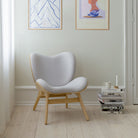 Fauteuil lounge Umage A Conversation Piece, bas, en chêne et argent, dans un salon