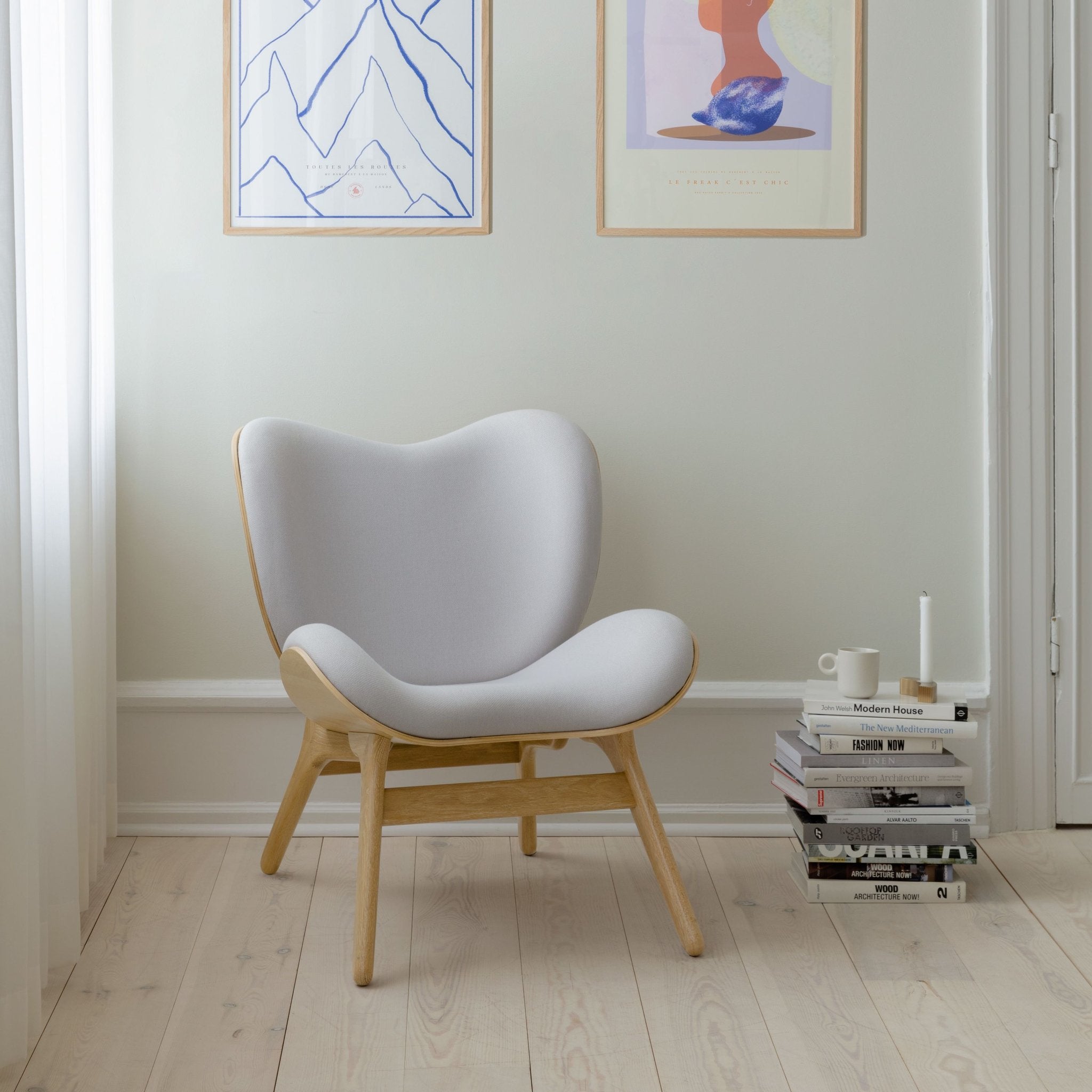 Fauteuil lounge Umage A Conversation Piece, bas, en chêne et argent, dans un salon