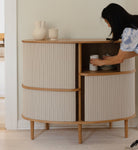 Table haute Umage Audacious en chêne avec portes White Sands, agencée dans une pièce