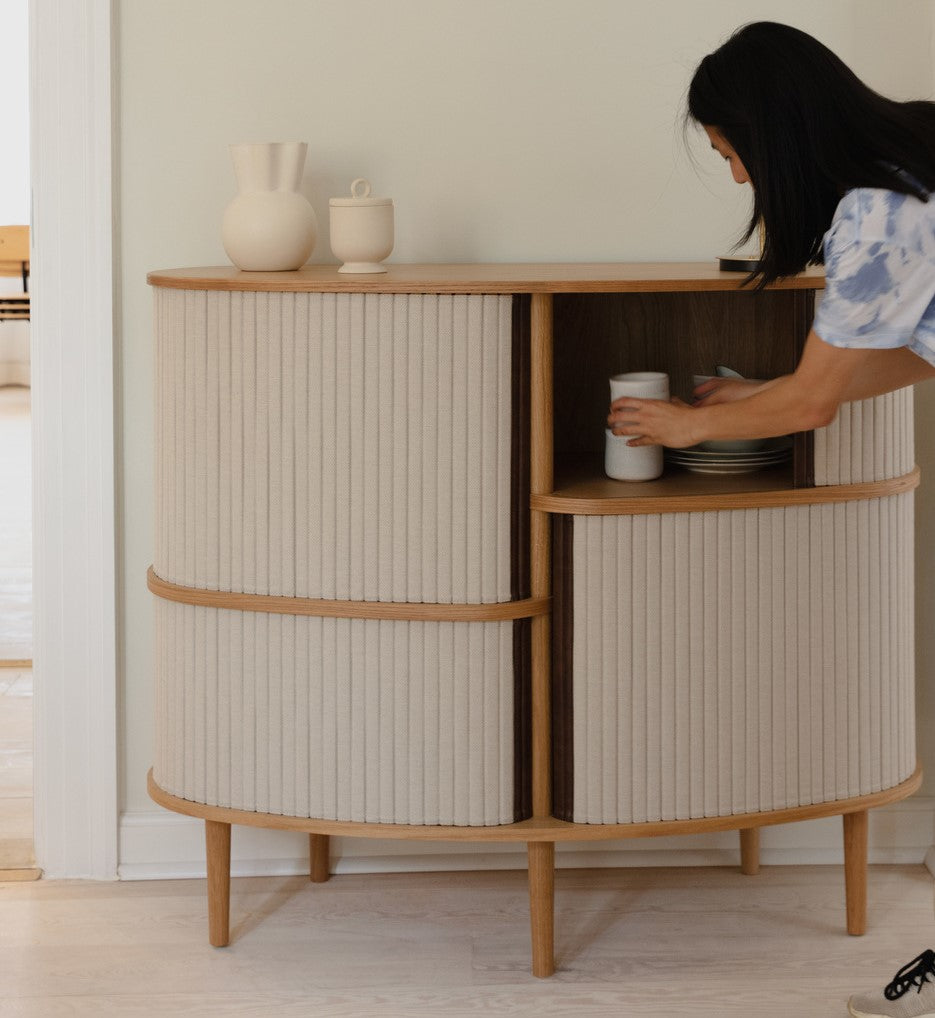 Table haute Umage Audacious en chêne avec portes White Sands, agencée dans une pièce