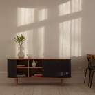 Buffet Umage Audacious en chêne avec portes Shadow, agencé dans une pièce
