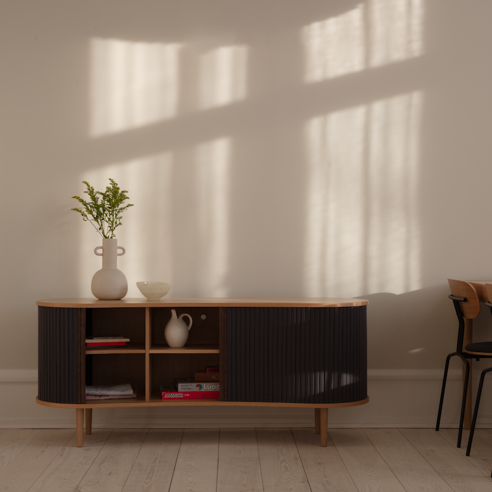 Buffet Umage Audacious en chêne avec portes Shadow, agencé dans une pièce