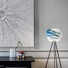 Lampadaire trépied Umage Carmina mis en scène dans une pièce