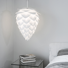 Lampadaire Umage Conia à base trépied, mis en scène dans une pièce
