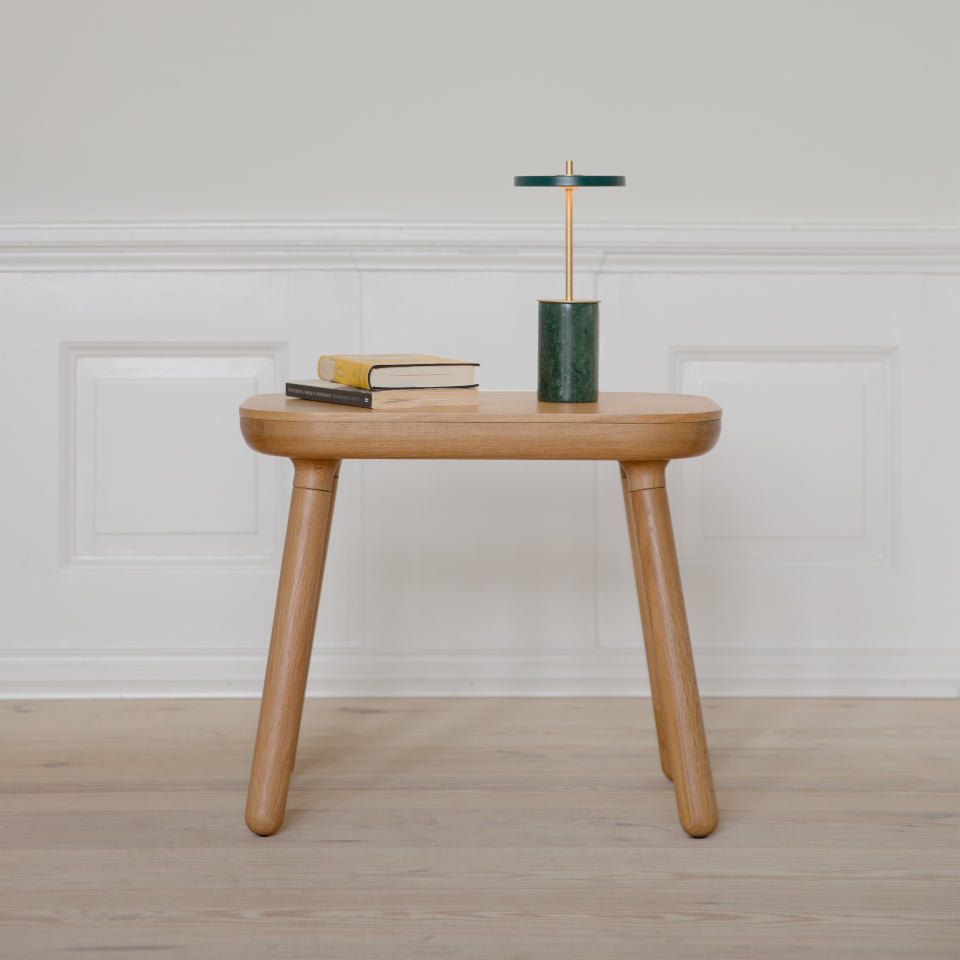 Table Umage Paff stylisée dans une pièce