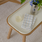Table Umage Paff stylisée dans une pièce