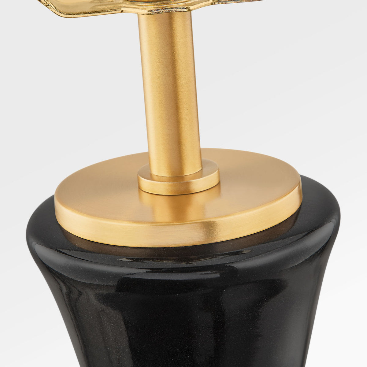 Collection Studio Visual Comfort KST1251CBK Ambre Lampe de table en céramique noire