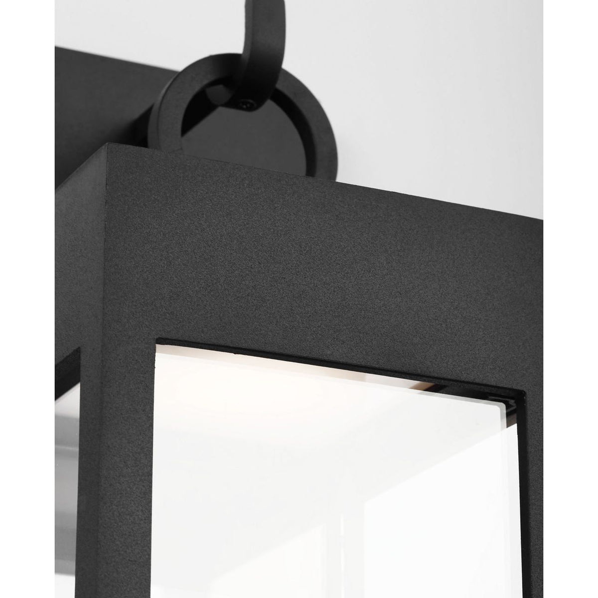 Lanterne d'extérieur Sesha de la collection Visual Comfort Studio SLO1371TXB, en noir texturé