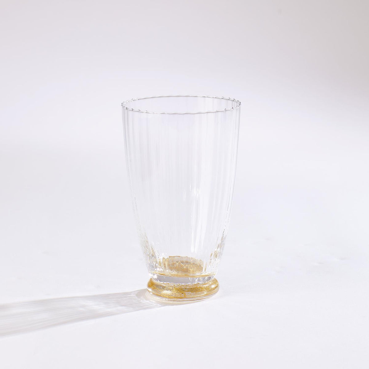 Verre à eau sur pied