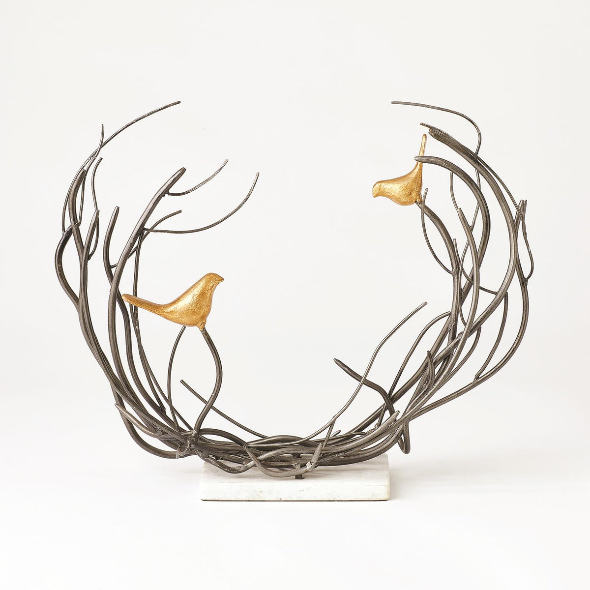 Famille d'oiseaux dans un fourré