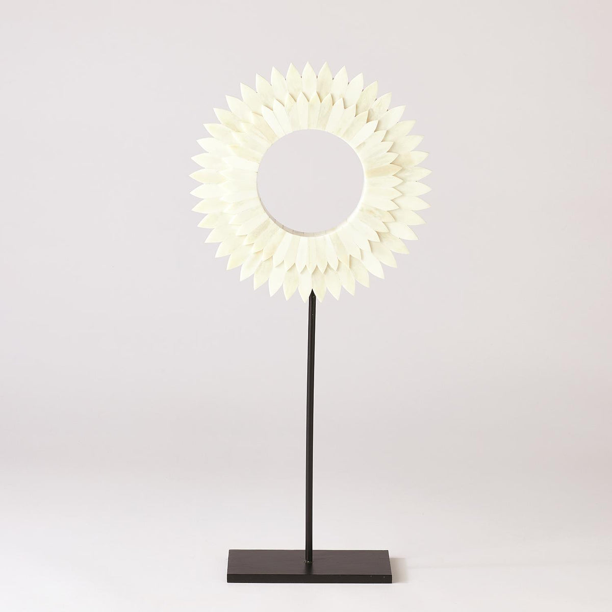 Bagues montées en os à deux couches et motif soleil