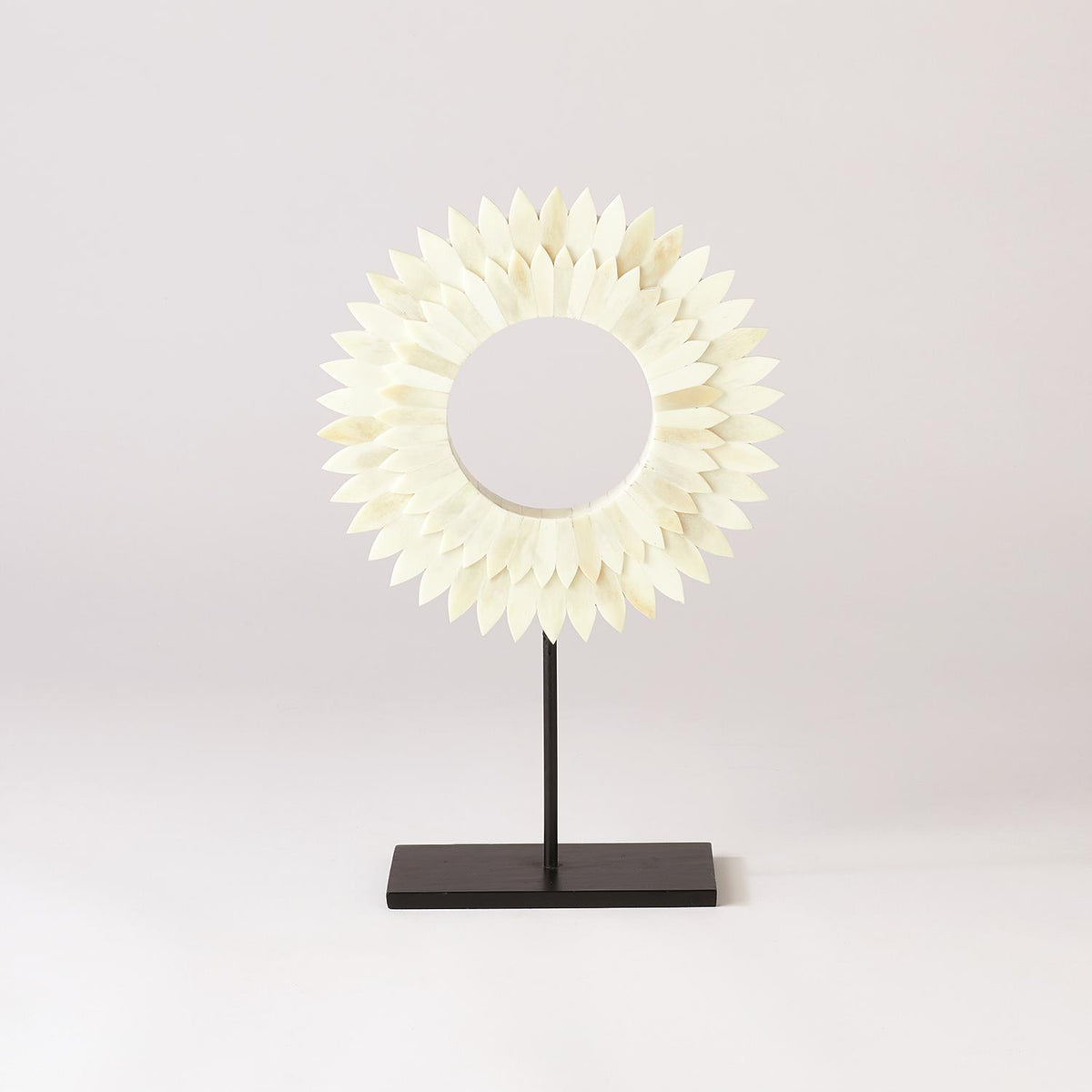 Bagues montées en os à deux couches et motif soleil