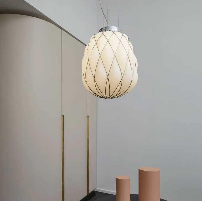 Suspension en forme de pomme de pin