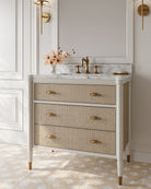 Meuble-lavabo Currey and Company 3800-0018 Aster 36 po avec lavabo rectangulaire encastré, coloris blanc cassé/brouillard/naturel/blanc/laiton poli