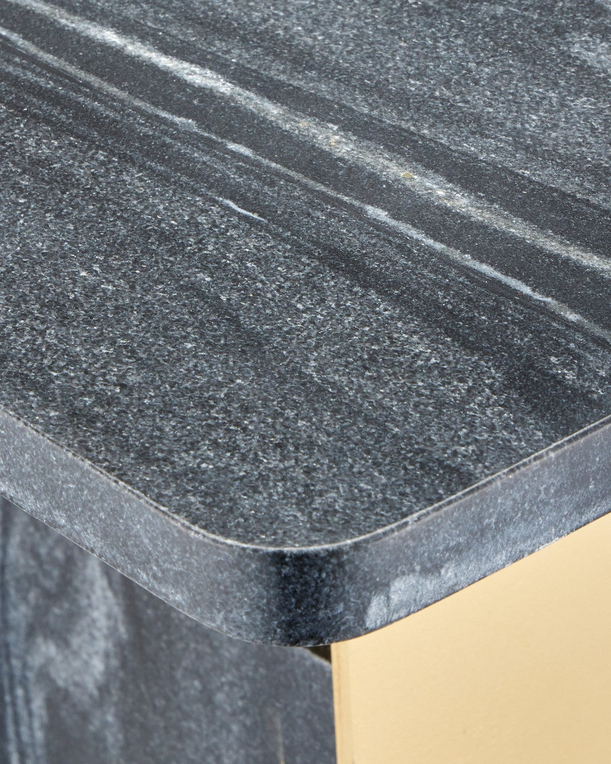 Table d'appoint Aldous 4000-0279 de Currey and Company, coloris noir et or