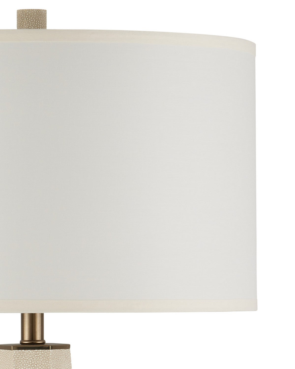 Currey and Company 6000-1082 Galuchat Lampe de table en similicuir galuchat ivoire/laiton