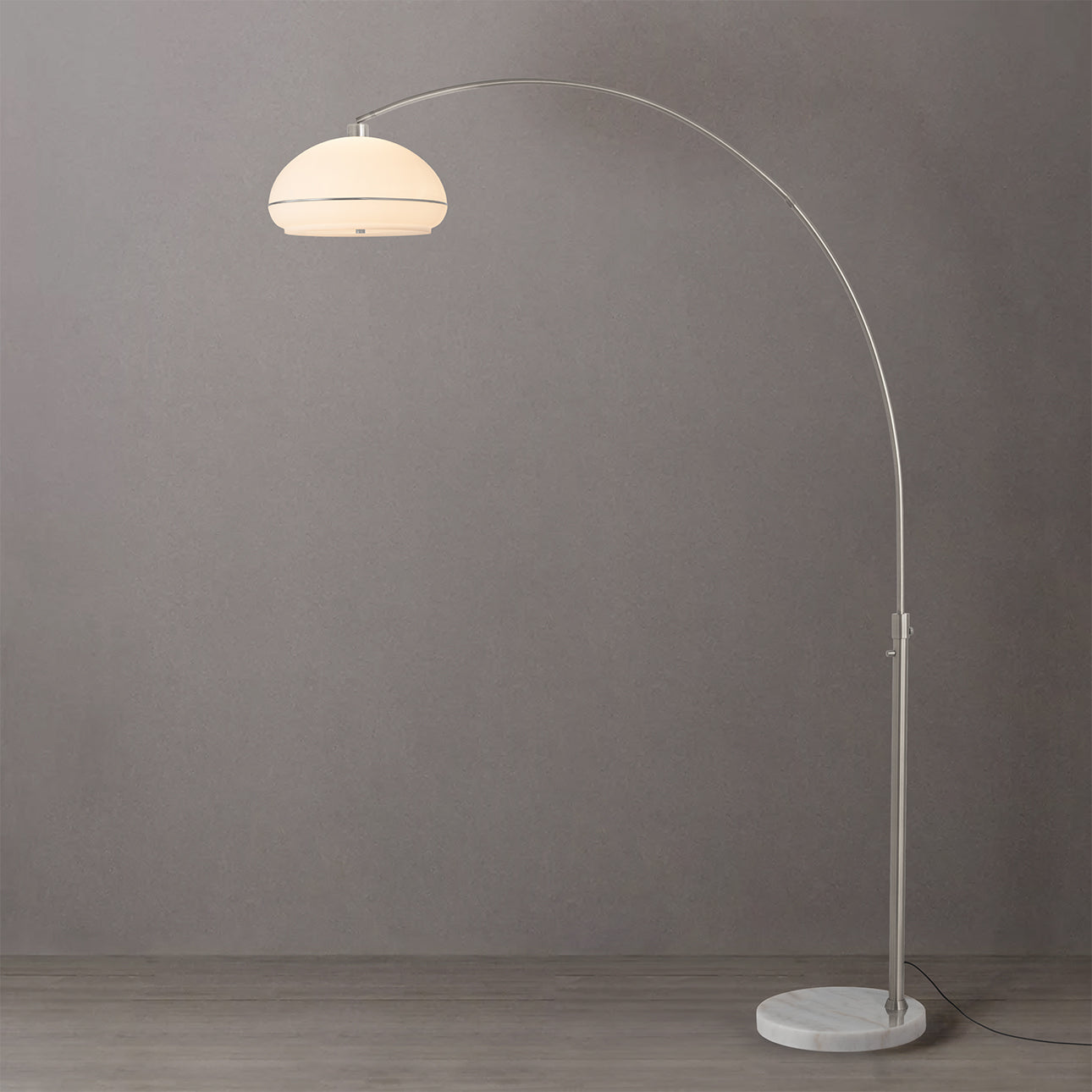 Lampe à arc Simple Morelli de Nova of California 2115822SN en nickel satiné/blanc