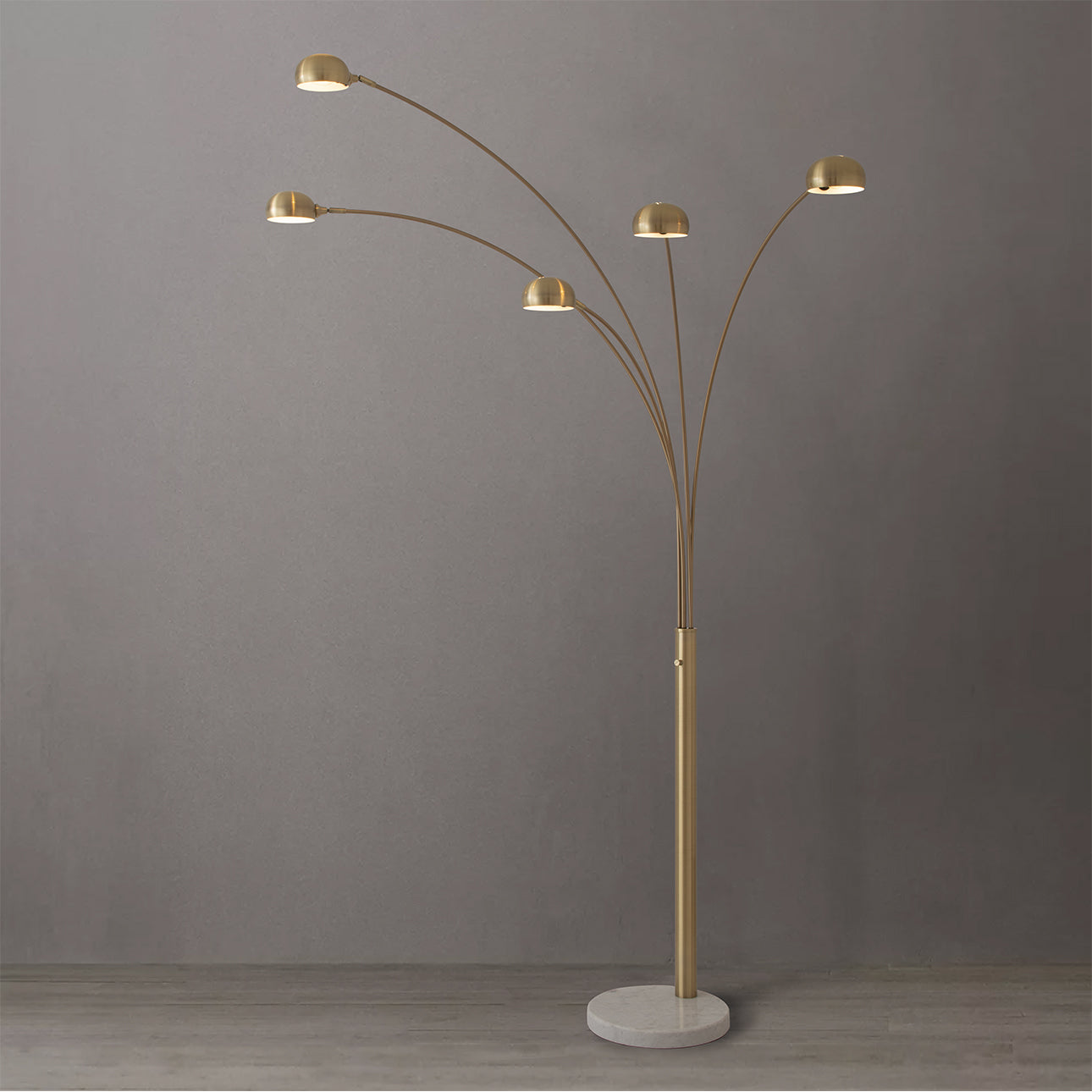 Lampe sur pied arquée à 5 lumières Nova of California 4035WB Original 1961 en forme de champignon, finition laiton vieilli et blanc.