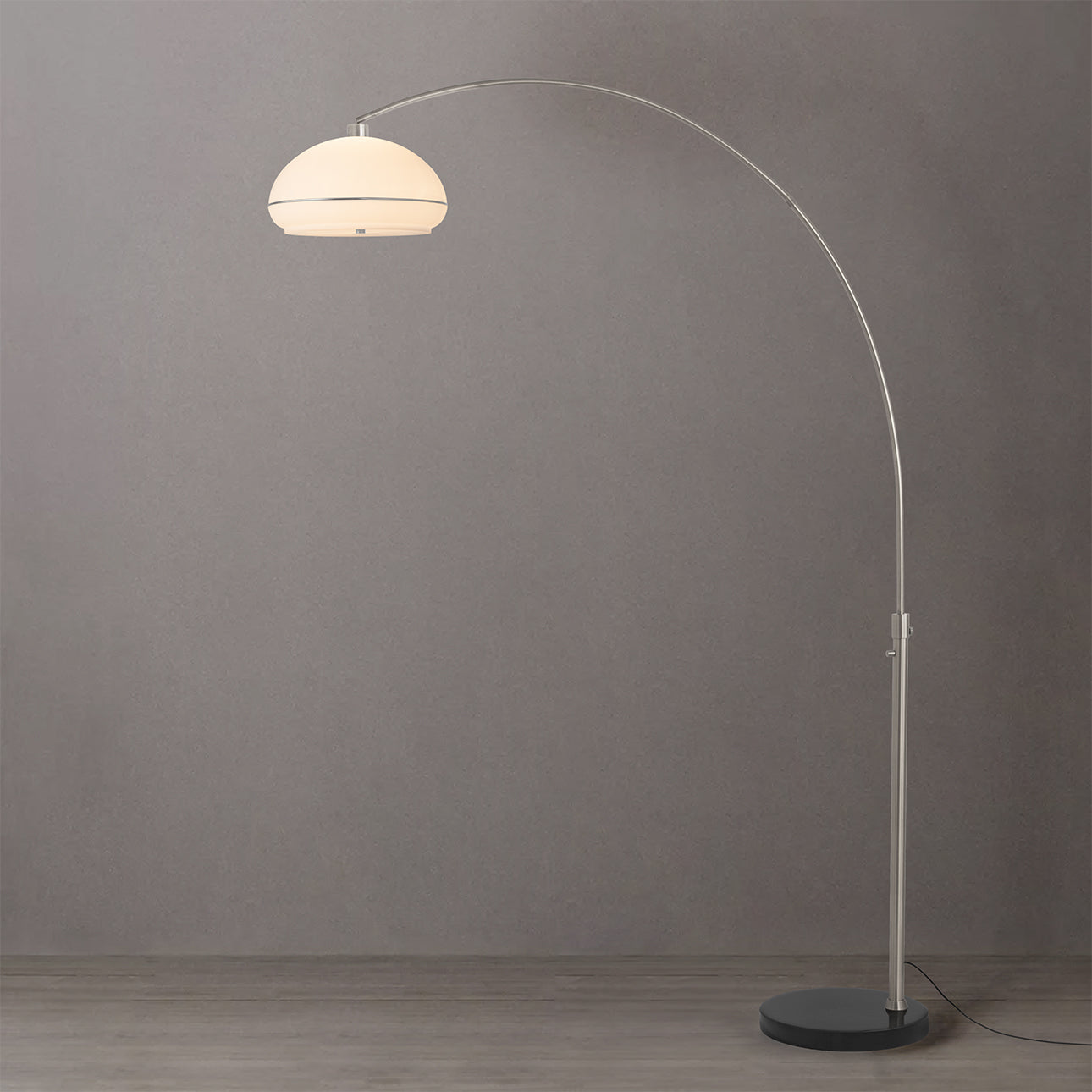 Lampe arc Simple Morelli de Nova of California 2115819SN en nickel satiné/noir