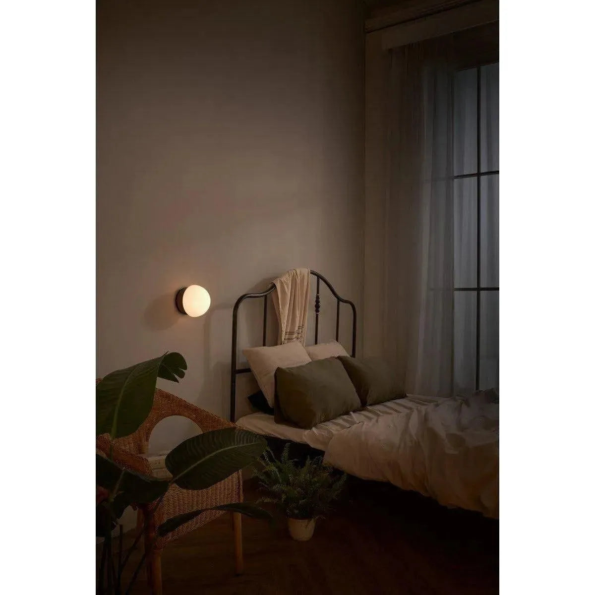Seed Design - Pensée LED Wall Lamp - SG-7992WJ-BK | Montreal Lighting & Hardware