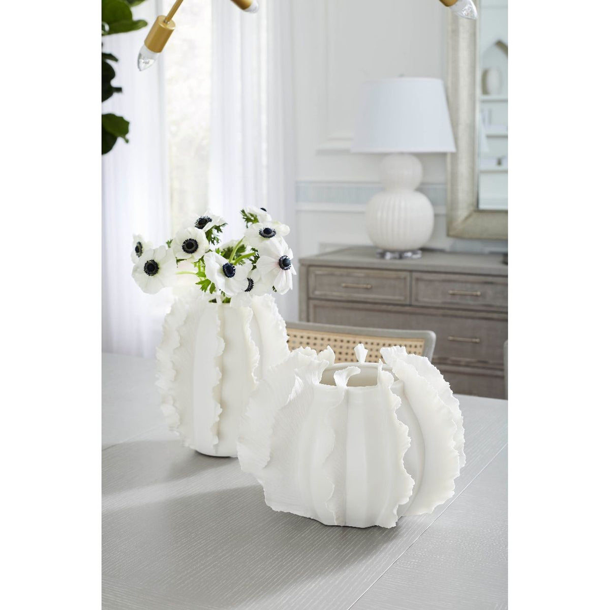 Vase bas à fleurs printanières