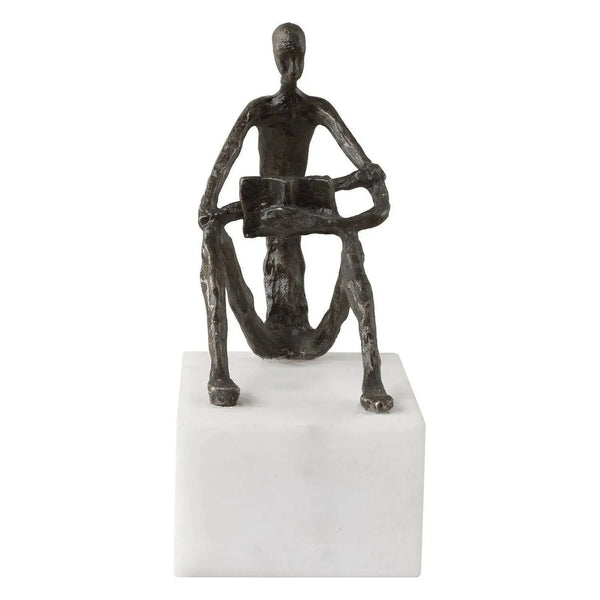 Asseyez-vous, détendez-vous et lisez la sculpture