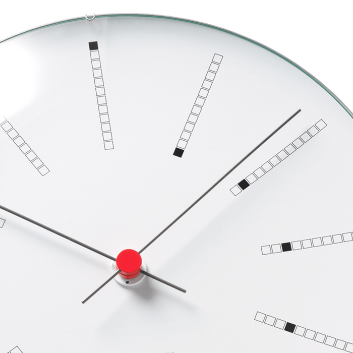 Horloge murale Arne Jacobsen Clocks 43630, modèle banquier, blanc/noir/rouge