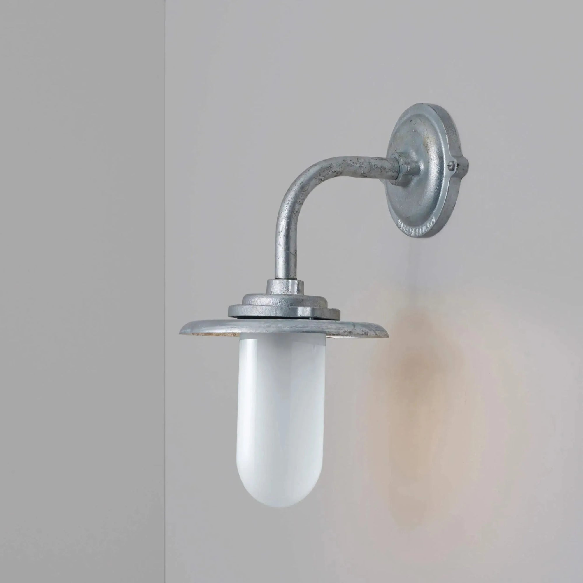 Davey Lighting - Exterior Bracket Light, 60W, Round 7677 - US-DP7677/GA/060C/A | Montreal Lighting & Hardware