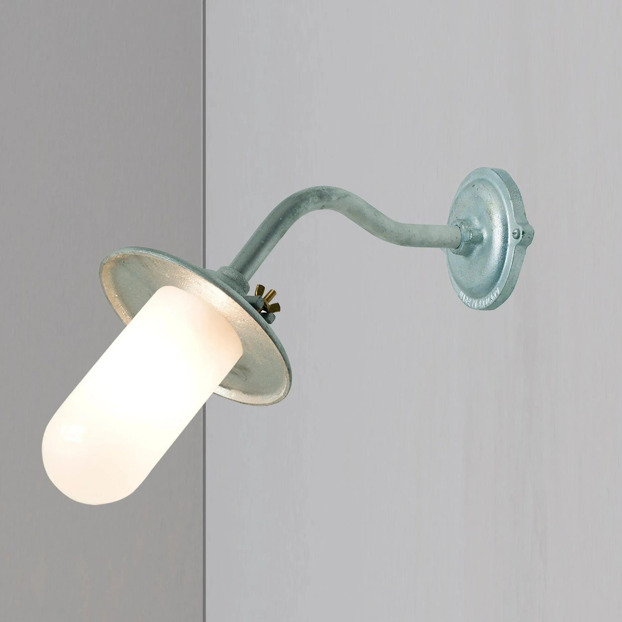 Davey Lighting - Exterior Bracket Light, Canted, Round 7685 - US-DP7685/GA/060C/C | Montreal Lighting & Hardware