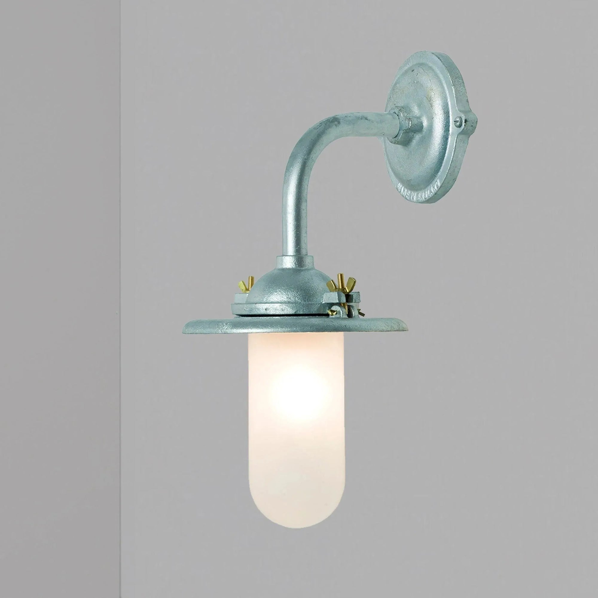 Davey Lighting - Exterior Bracket Light, Right Angle, Round 7685 - US-DP7685/GA/060C/A | Montreal Lighting & Hardware