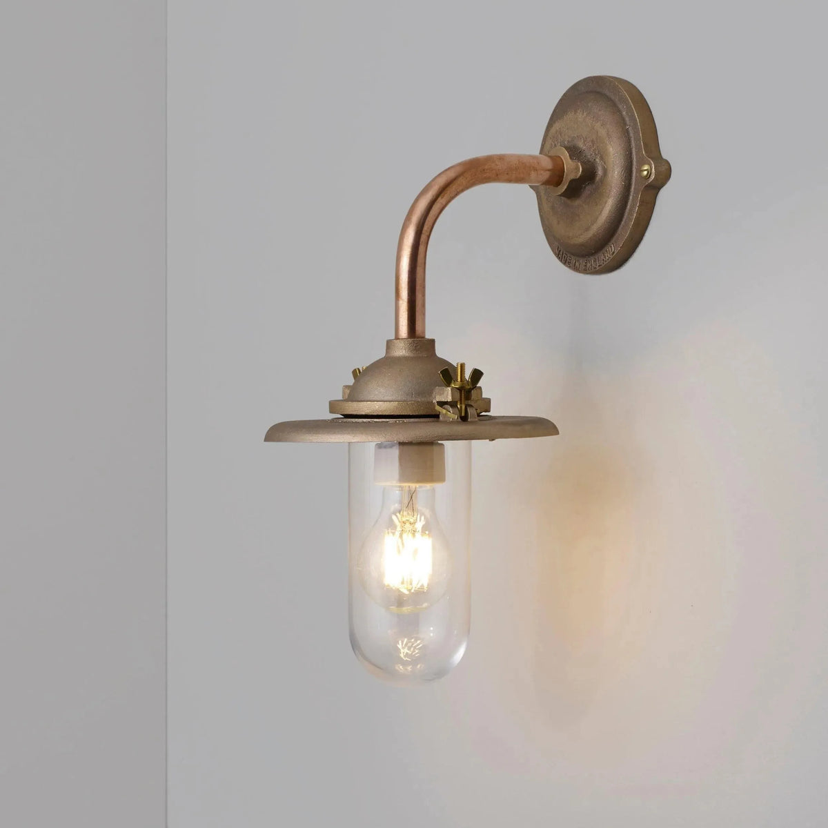 Davey Lighting - Exterior Bracket Light, Right Angle, Round 7685 - US-DP7685/GM/060C/A | Montreal Lighting & Hardware